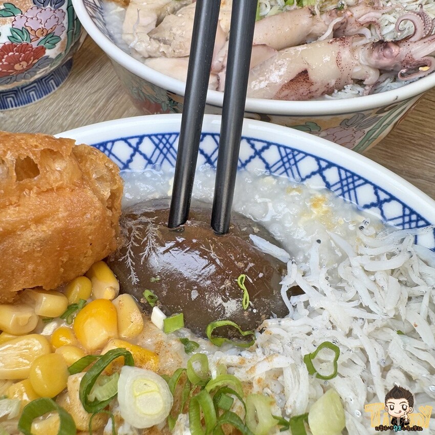 新竹縣竹北市新竹縣竹北父山白俠粥品專賣店。超浮誇超佛心！ 最低只要85元的粥品就可享炸海鮮自助吧吃到飽！ 假日加碼炸雞肉串吃到爽！ 外帶粥品再給你紙袋炸海鮮裝好裝滿！ (菜單營業時間地址電話) - 跟