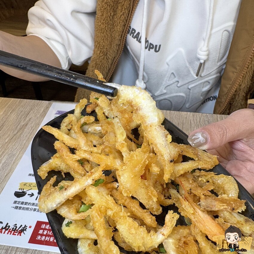 新竹縣竹北市新竹縣竹北父山白俠粥品專賣店。超浮誇超佛心！ 最低只要85元的粥品就可享炸海鮮自助吧吃到飽！ 假日加碼炸雞肉串吃到爽！ 外帶粥品再給你紙袋炸海鮮裝好裝滿！ (菜單營業時間地址電話) - 跟