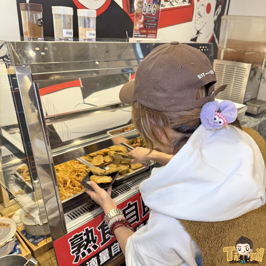 新竹縣竹北市新竹縣竹北父山白俠粥品專賣店。超浮誇超佛心！ 最低只要85元的粥品就可享炸海鮮自助吧吃到飽！ 假日加碼炸雞肉串吃到爽！ 外帶粥品再給你紙袋炸海鮮裝好裝滿！ (菜單營業時間地址電話) - 跟