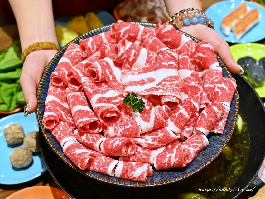 圍爐復刻食鍋太平店｜人氣古早味石頭火鍋進軍台中太平，主打超大阿嬤古早味炒鍋，營業至凌晨兩點 - 糖糖's 享食生活