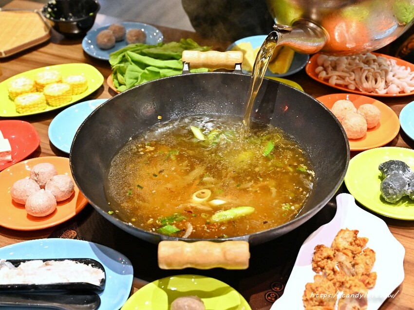 圍爐復刻食鍋太平店｜人氣古早味石頭火鍋進軍台中太平，主打超大阿嬤古早味炒鍋，營業至凌晨兩點 - 糖糖's 享食生活
