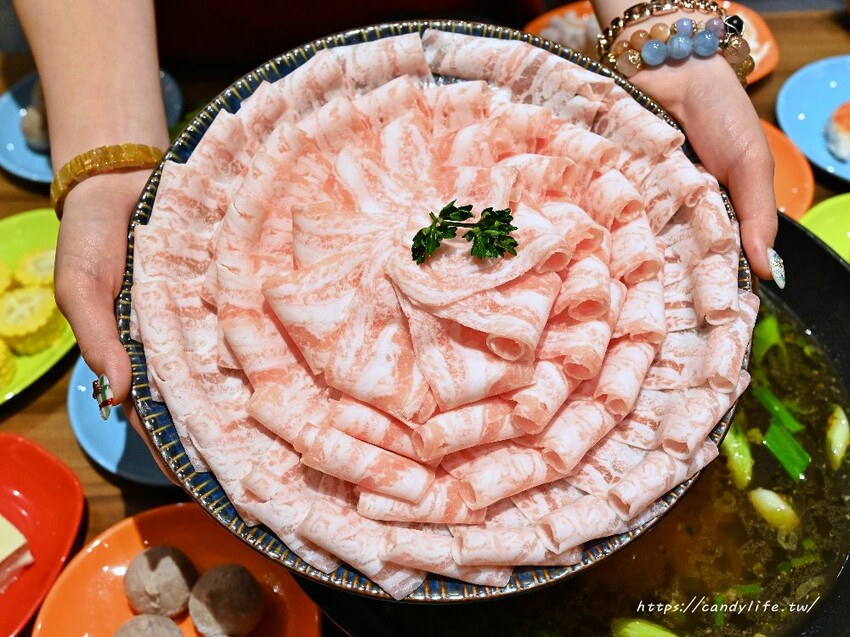 圍爐復刻食鍋太平店｜人氣古早味石頭火鍋進軍台中太平，主打超大阿嬤古早味炒鍋，營業至凌晨兩點 - 糖糖's 享食生活