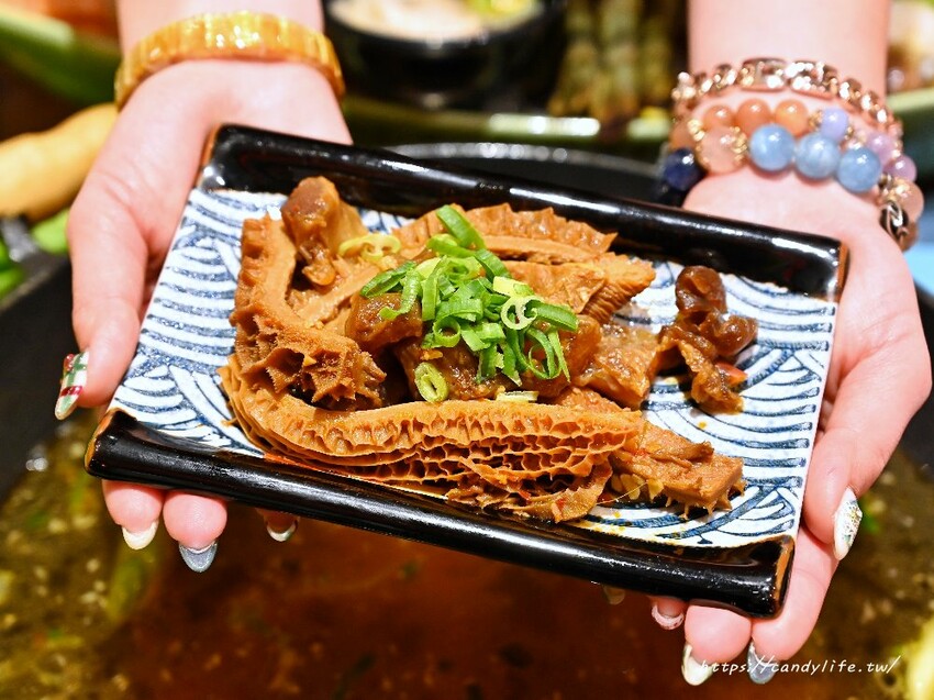 圍爐復刻食鍋太平店｜人氣古早味石頭火鍋進軍台中太平，主打超大阿嬤古早味炒鍋，營業至凌晨兩點 - 糖糖's 享食生活