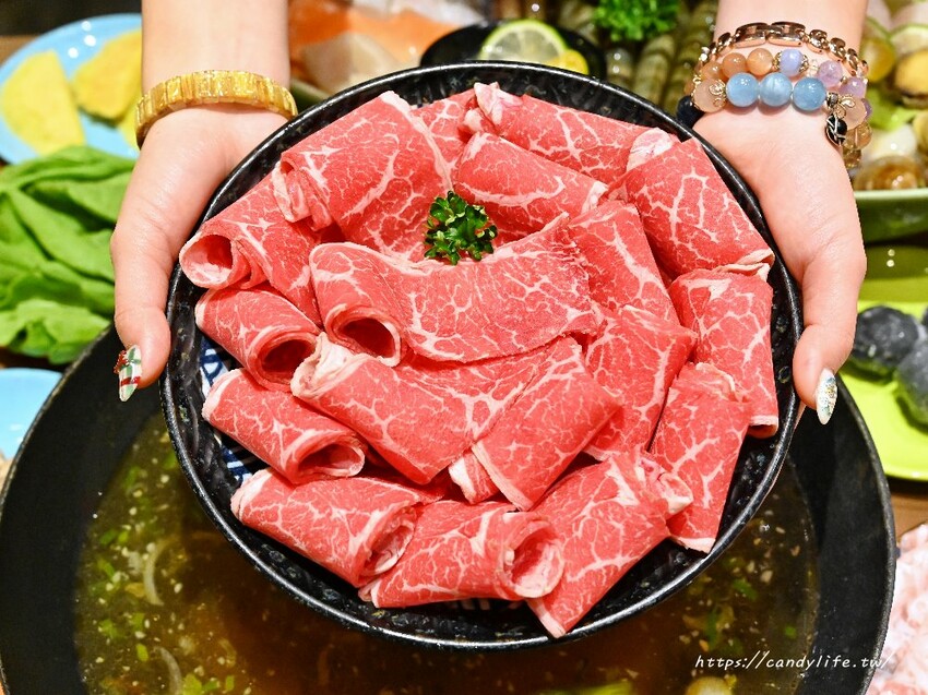 圍爐復刻食鍋太平店｜人氣古早味石頭火鍋進軍台中太平，主打超大阿嬤古早味炒鍋，營業至凌晨兩點 - 糖糖's 享食生活