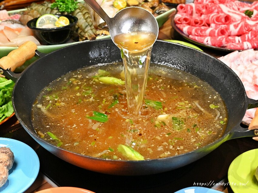 圍爐復刻食鍋太平店｜人氣古早味石頭火鍋進軍台中太平，主打超大阿嬤古早味炒鍋，營業至凌晨兩點 - 糖糖's 享食生活