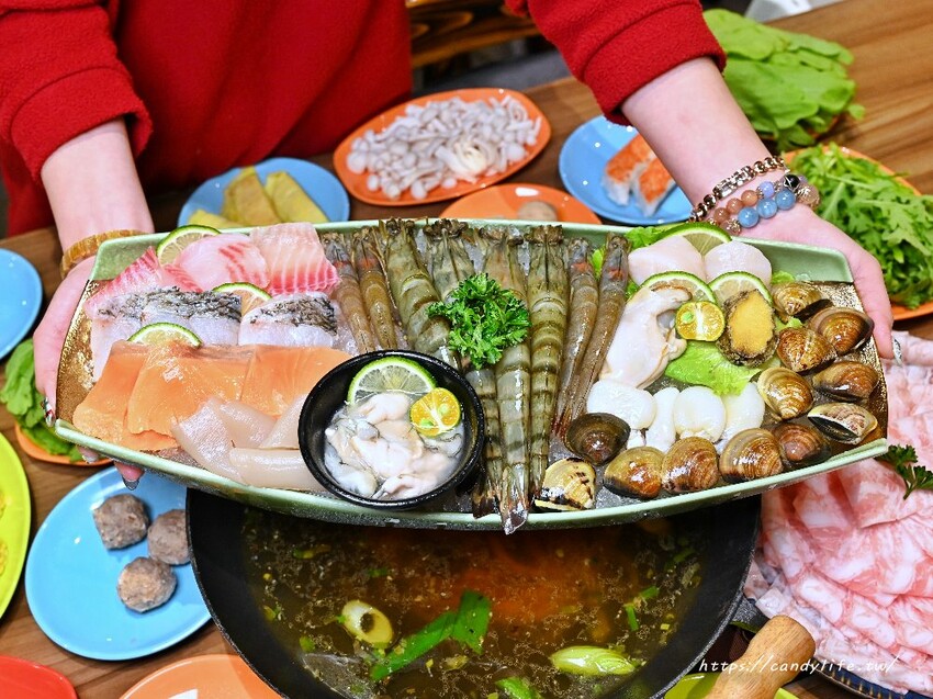 圍爐復刻食鍋太平店｜人氣古早味石頭火鍋進軍台中太平，主打超大阿嬤古早味炒鍋，營業至凌晨兩點 - 糖糖's 享食生活