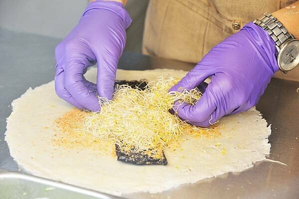 彰化輕食推薦，員濃豆漿 苜蓿芽卷，健康早餐的選擇，非基改黃豆