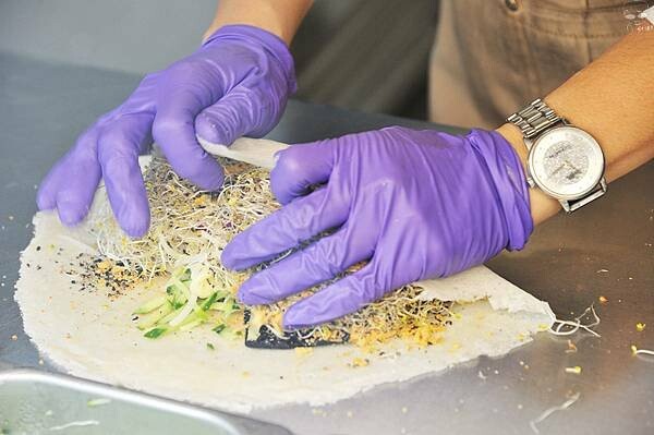 彰化輕食推薦，員濃豆漿 苜蓿芽卷，健康早餐的選擇，非基改黃豆