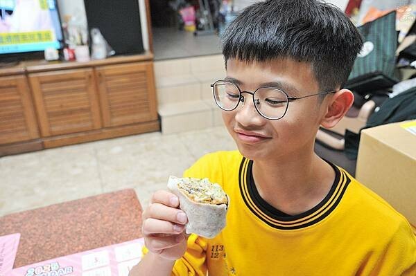 彰化輕食推薦，員濃豆漿 苜蓿芽卷，健康早餐的選擇，非基改黃豆