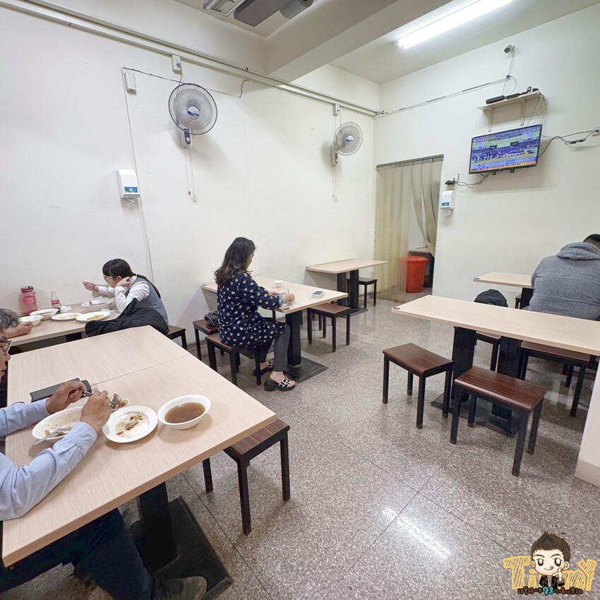 新竹市北區新竹源高雄當歸羊肉。90元羊肉炒麵及羊肉燴飯。100元就有3大根羊大骨的湯品！ (菜單營業時間地址電話) - 跟著踢小米吃喝玩樂趣