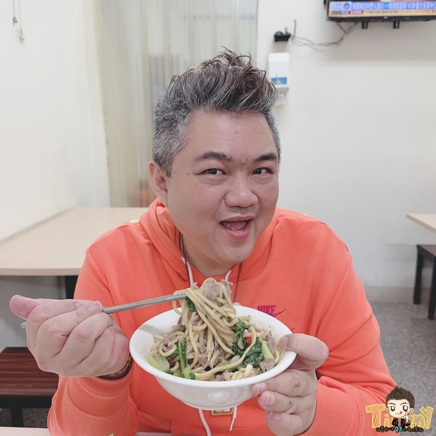 新竹市北區新竹源高雄當歸羊肉。90元羊肉炒麵及羊肉燴飯。100元就有3大根羊大骨的湯品！ (菜單營業時間地址電話) - 跟著踢小米吃喝玩樂趣