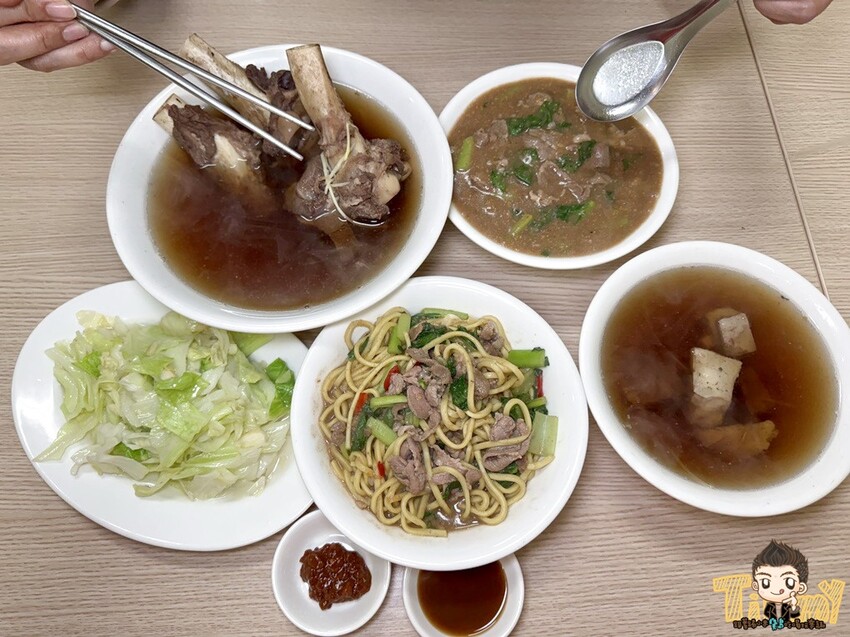 新竹市北區新竹源高雄當歸羊肉。90元羊肉炒麵及羊肉燴飯。100元就有3大根羊大骨的湯品！ (菜單營業時間地址電話) - 跟著踢小米吃喝玩樂趣