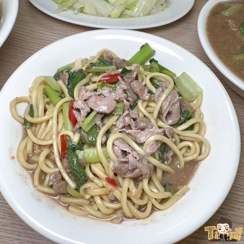 新竹市北區新竹源高雄當歸羊肉。90元羊肉炒麵及羊肉燴飯。100元就有3大根羊大骨的湯品！ (菜單營業時間地址電話) - 跟著踢小米吃喝玩樂趣