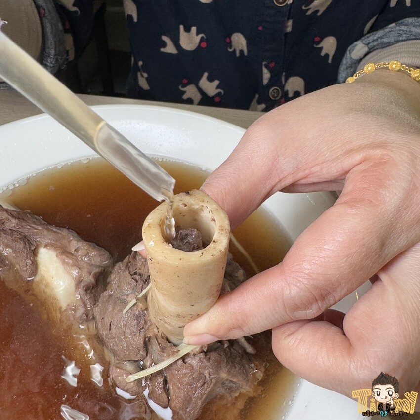 新竹市北區新竹源高雄當歸羊肉。90元羊肉炒麵及羊肉燴飯。100元就有3大根羊大骨的湯品！ (菜單營業時間地址電話) - 跟著踢小米吃喝玩樂趣