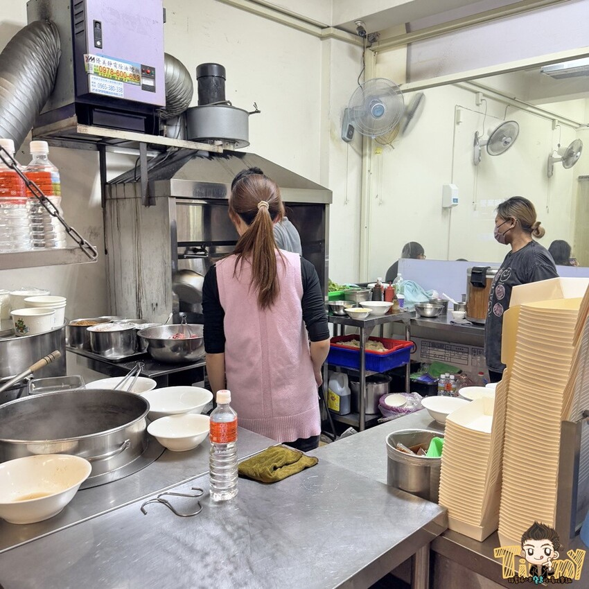 新竹市北區新竹源高雄當歸羊肉。90元羊肉炒麵及羊肉燴飯。100元就有3大根羊大骨的湯品！ (菜單營業時間地址電話) - 跟著踢小米吃喝玩樂趣