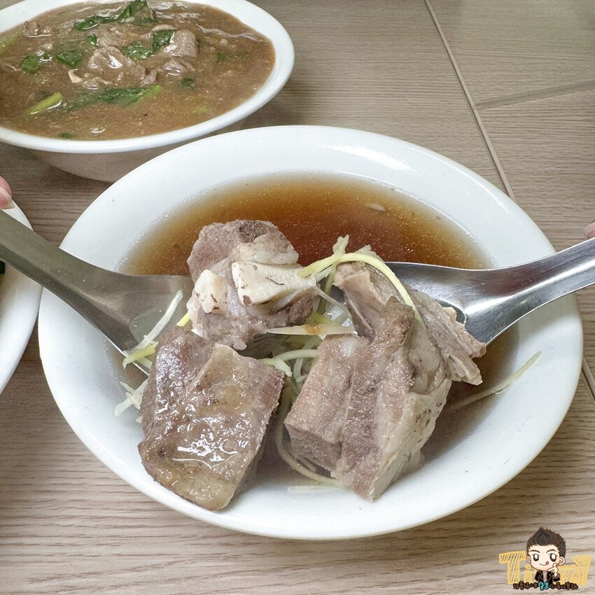 新竹市北區新竹源高雄當歸羊肉。90元羊肉炒麵及羊肉燴飯。100元就有3大根羊大骨的湯品！ (菜單營業時間地址電話) - 跟著踢小米吃喝玩樂趣