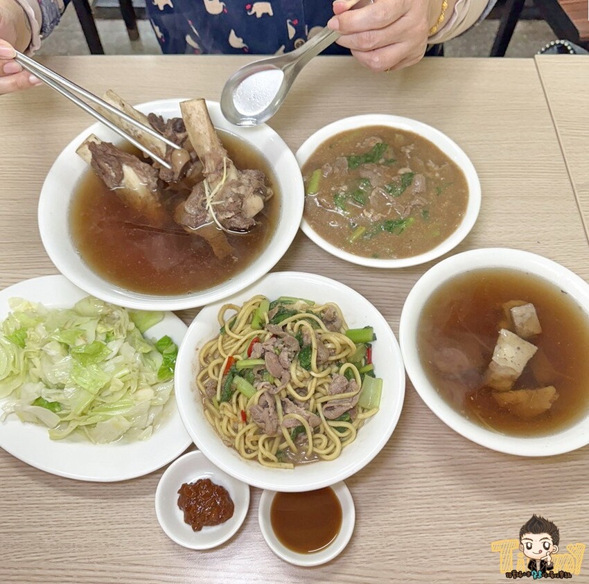 新竹市北區新竹源高雄當歸羊肉。90元羊肉炒麵及羊肉燴飯。100元就有3大根羊大骨的湯品！ (菜單營業時間地址電話) - 跟著踢小米吃喝玩樂趣