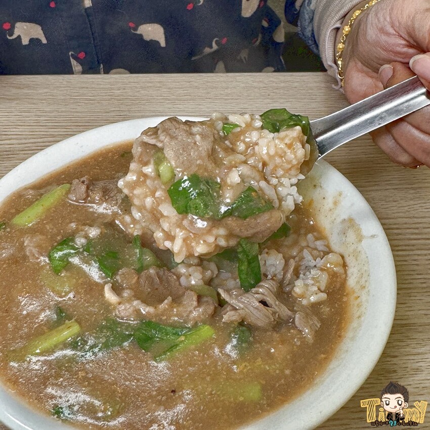 新竹市北區新竹源高雄當歸羊肉。90元羊肉炒麵及羊肉燴飯。100元就有3大根羊大骨的湯品！ (菜單營業時間地址電話) - 跟著踢小米吃喝玩樂趣