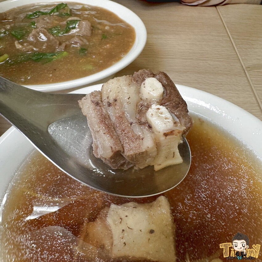 新竹市北區新竹源高雄當歸羊肉。90元羊肉炒麵及羊肉燴飯。100元就有3大根羊大骨的湯品！ (菜單營業時間地址電話) - 跟著踢小米吃喝玩樂趣