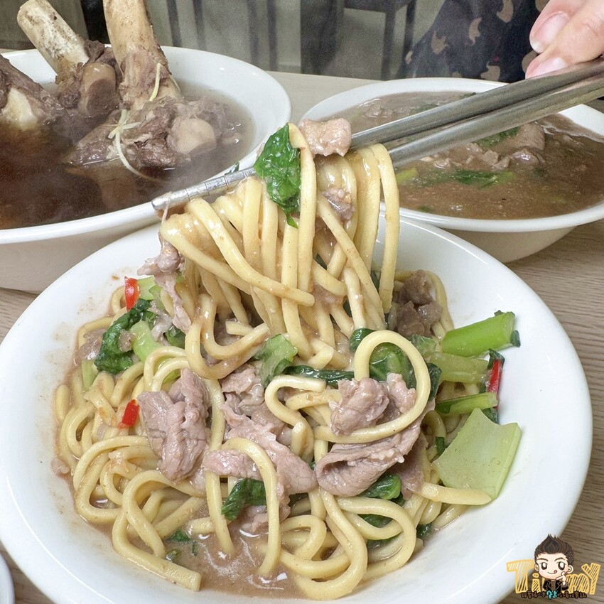 新竹市北區新竹源高雄當歸羊肉。90元羊肉炒麵及羊肉燴飯。100元就有3大根羊大骨的湯品！ (菜單營業時間地址電話) - 跟著踢小米吃喝玩樂趣