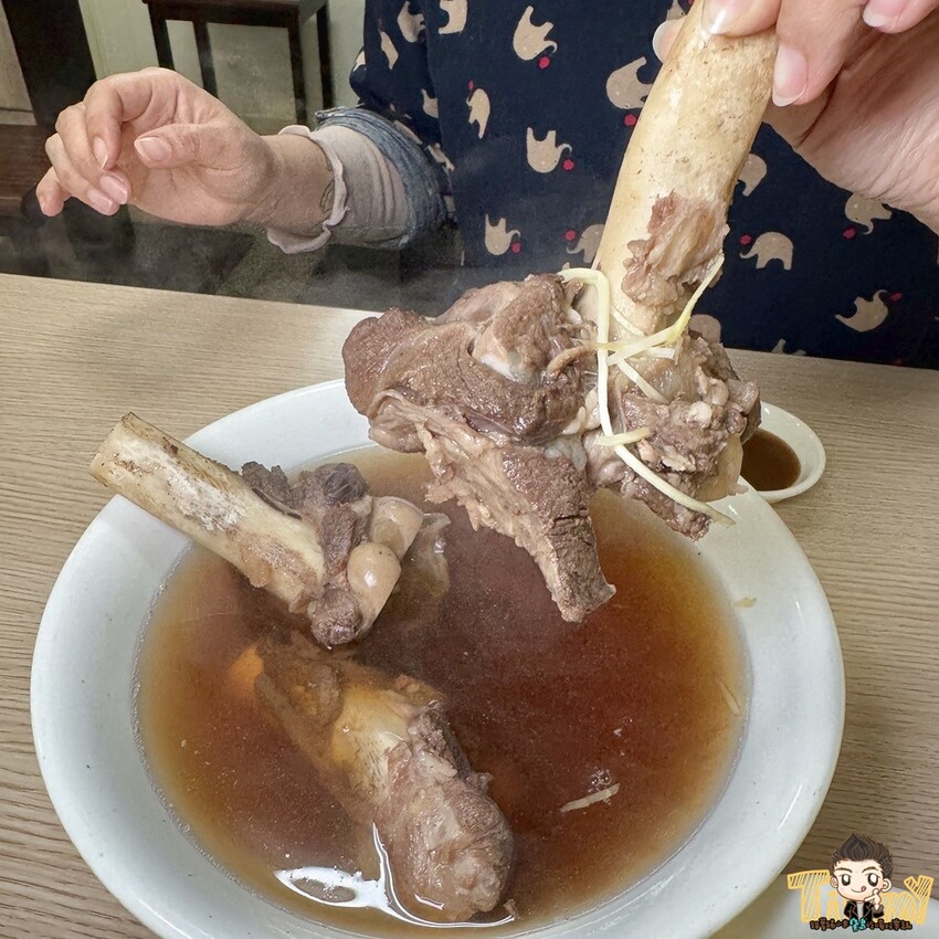 新竹市北區新竹源高雄當歸羊肉。90元羊肉炒麵及羊肉燴飯。100元就有3大根羊大骨的湯品！ (菜單營業時間地址電話) - 跟著踢小米吃喝玩樂趣