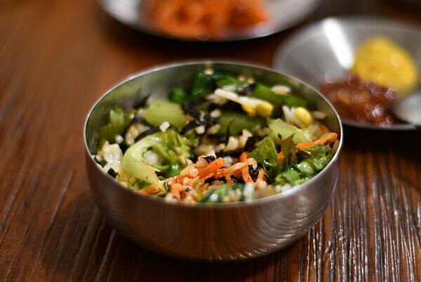 高雄必吃韓式料理!「雲冷麵屋」冷麵 拌飯超美味,也有素食選擇超貼心。