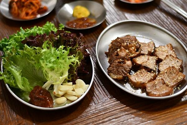 高雄必吃韓式料理!「雲冷麵屋」冷麵 拌飯超美味,也有素食選擇超貼心。