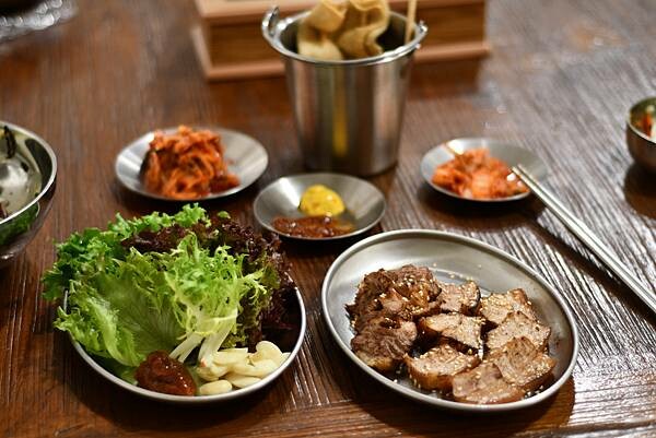 高雄必吃韓式料理!「雲冷麵屋」冷麵 拌飯超美味,也有素食選擇超貼心。