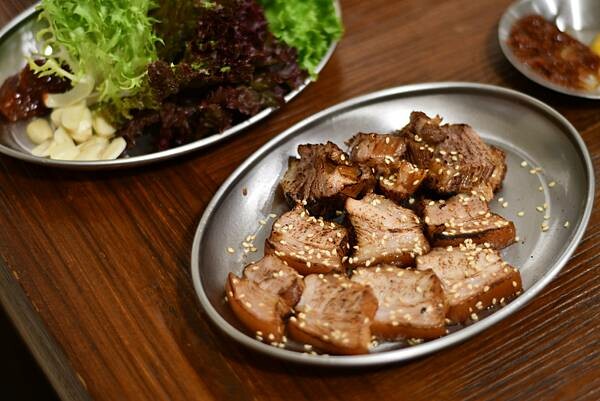 高雄必吃韓式料理!「雲冷麵屋」冷麵 拌飯超美味,也有素食選擇超貼心。