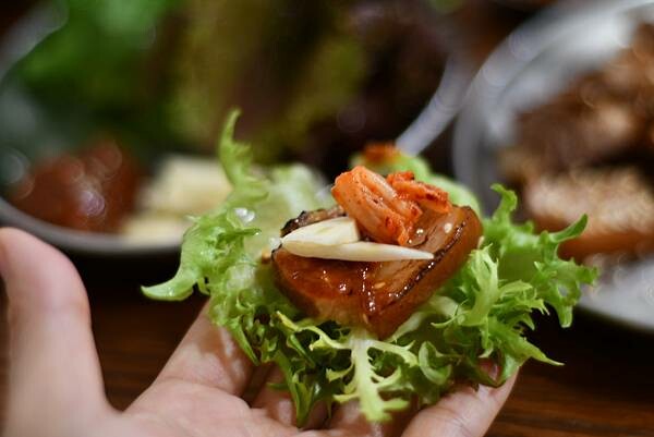 高雄必吃韓式料理!「雲冷麵屋」冷麵 拌飯超美味,也有素食選擇超貼心。