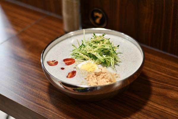 高雄必吃韓式料理!「雲冷麵屋」冷麵 拌飯超美味,也有素食選擇超貼心。