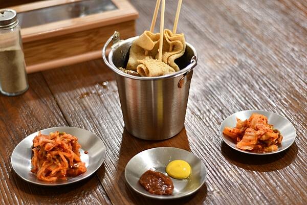 高雄必吃韓式料理!「雲冷麵屋」冷麵 拌飯超美味,也有素食選擇超貼心。