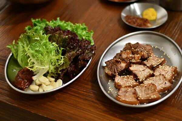 高雄必吃韓式料理!「雲冷麵屋」冷麵 拌飯超美味,也有素食選擇超貼心。