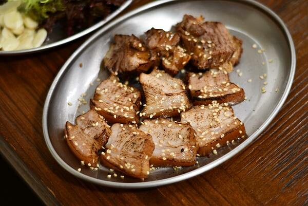 高雄必吃韓式料理!「雲冷麵屋」冷麵 拌飯超美味,也有素食選擇超貼心。