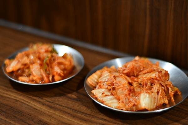 高雄必吃韓式料理!「雲冷麵屋」冷麵 拌飯超美味,也有素食選擇超貼心。
