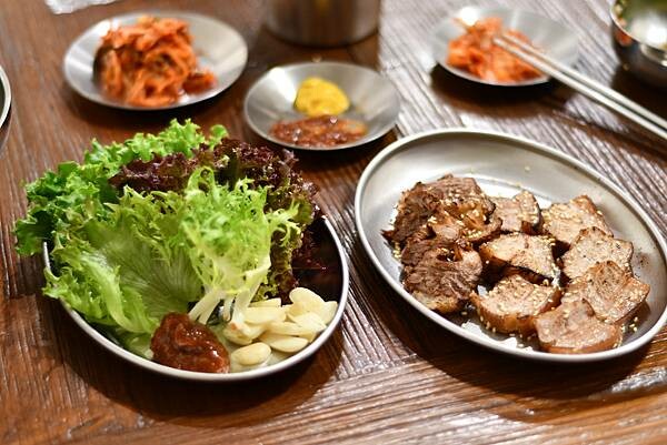 高雄必吃韓式料理!「雲冷麵屋」冷麵 拌飯超美味,也有素食選擇超貼心。