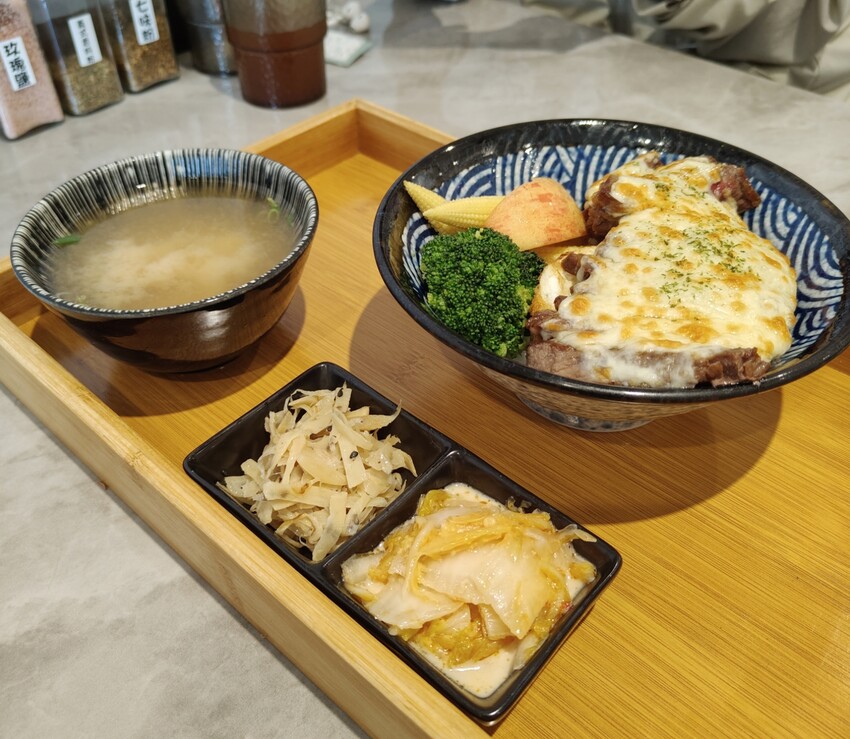 苗栗炸物丼飯必吃推薦|後龍極丼飯館在地人默默吃爆