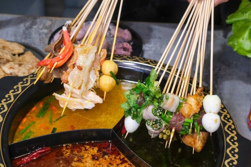 蜀都串串火鍋｜斗六第一家道地麻辣串串鍋，每串十元銅板價還不拿到爆! - 肉依小姐吃什麼