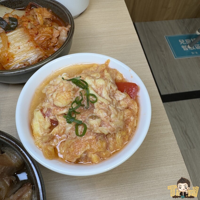 新竹縣竹北市新竹縣竹北謝府小碗菜。 全台首家可以吃到有溫度的小碗菜！ 內用只要29元起。就有白飯、粥、楊枝甘露和3種小菜免費吃到飽！ (菜單營業時間地址電話) - 跟著踢小米吃喝玩樂趣