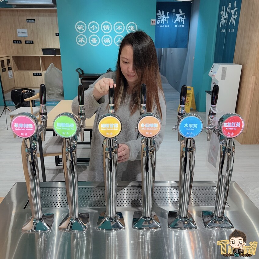 新竹縣竹北市新竹縣竹北謝府小碗菜。 全台首家可以吃到有溫度的小碗菜！ 內用只要29元起。就有白飯、粥、楊枝甘露和3種小菜免費吃到飽！ (菜單營業時間地址電話) - 跟著踢小米吃喝玩樂趣