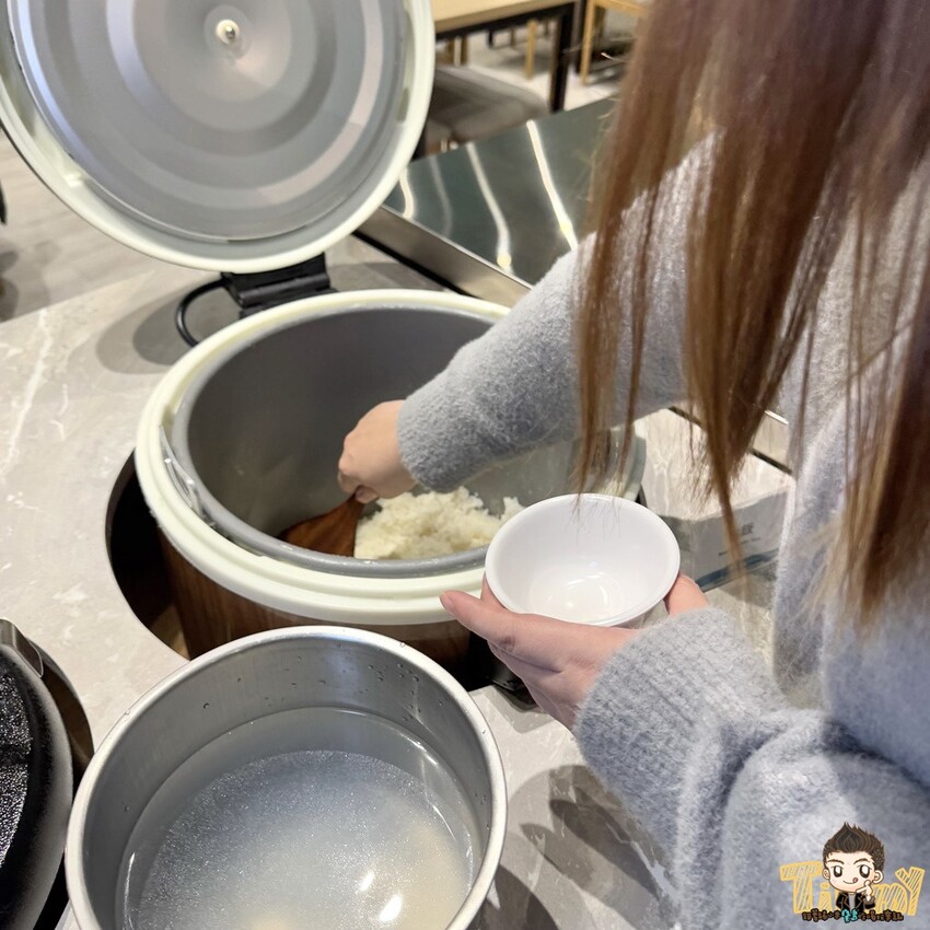 新竹縣竹北市新竹縣竹北謝府小碗菜。 全台首家可以吃到有溫度的小碗菜！ 內用只要29元起。就有白飯、粥、楊枝甘露和3種小菜免費吃到飽！ (菜單營業時間地址電話) - 跟著踢小米吃喝玩樂趣