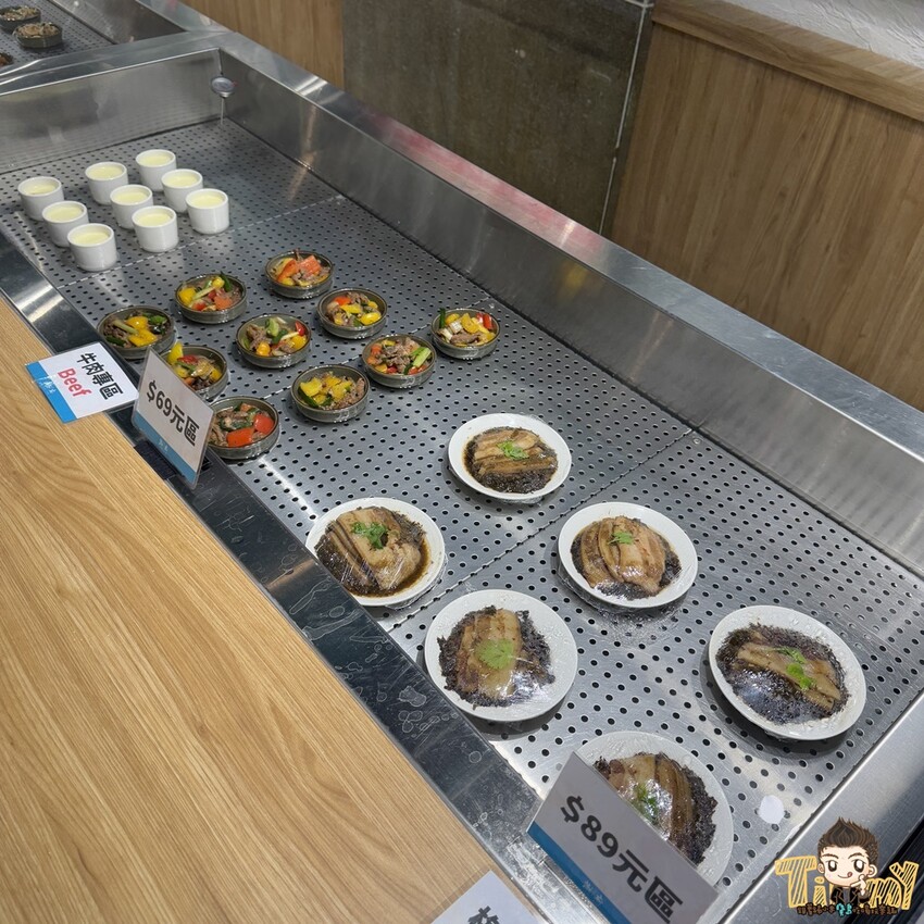 新竹縣竹北市新竹縣竹北謝府小碗菜。 全台首家可以吃到有溫度的小碗菜！ 內用只要29元起。就有白飯、粥、楊枝甘露和3種小菜免費吃到飽！ (菜單營業時間地址電話) - 跟著踢小米吃喝玩樂趣