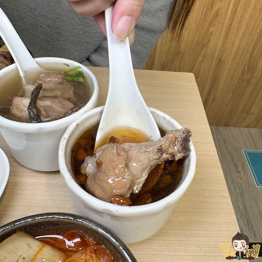 新竹縣竹北市新竹縣竹北謝府小碗菜。 全台首家可以吃到有溫度的小碗菜！ 內用只要29元起。就有白飯、粥、楊枝甘露和3種小菜免費吃到飽！ (菜單營業時間地址電話) - 跟著踢小米吃喝玩樂趣