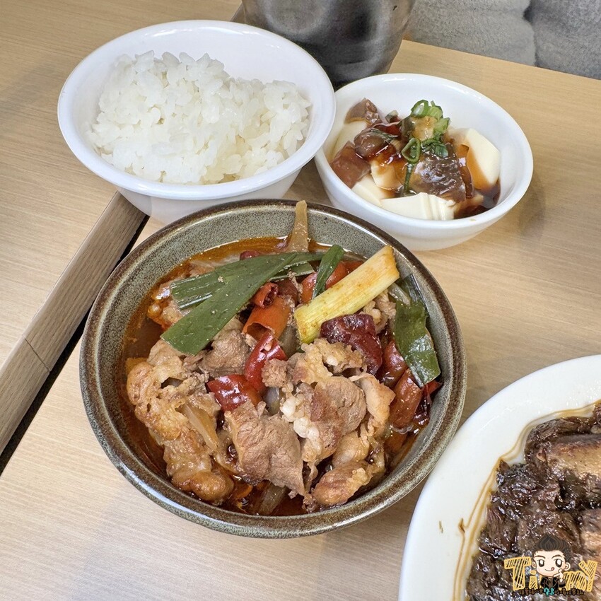 新竹縣竹北市新竹縣竹北謝府小碗菜。 全台首家可以吃到有溫度的小碗菜！ 內用只要29元起。就有白飯、粥、楊枝甘露和3種小菜免費吃到飽！ (菜單營業時間地址電話) - 跟著踢小米吃喝玩樂趣