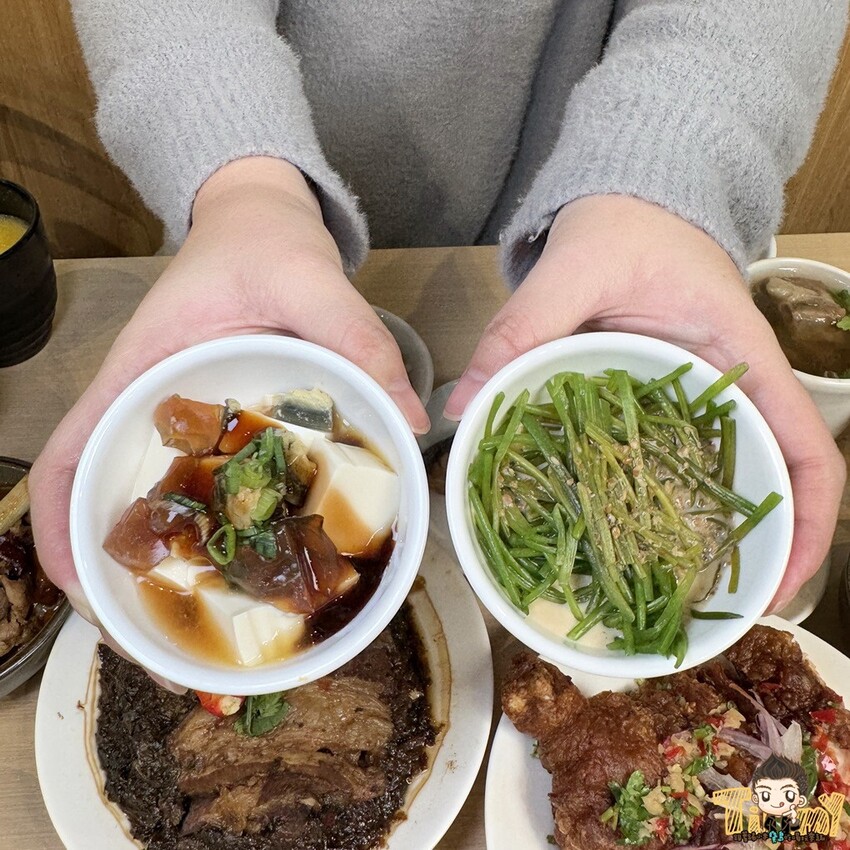 新竹縣竹北市新竹縣竹北謝府小碗菜。 全台首家可以吃到有溫度的小碗菜！ 內用只要29元起。就有白飯、粥、楊枝甘露和3種小菜免費吃到飽！ (菜單營業時間地址電話) - 跟著踢小米吃喝玩樂趣