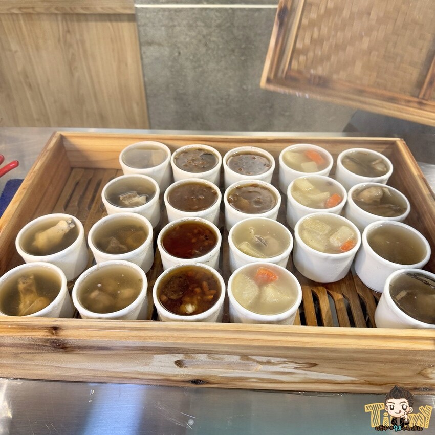 新竹縣竹北市新竹縣竹北謝府小碗菜。 全台首家可以吃到有溫度的小碗菜！ 內用只要29元起。就有白飯、粥、楊枝甘露和3種小菜免費吃到飽！ (菜單營業時間地址電話) - 跟著踢小米吃喝玩樂趣