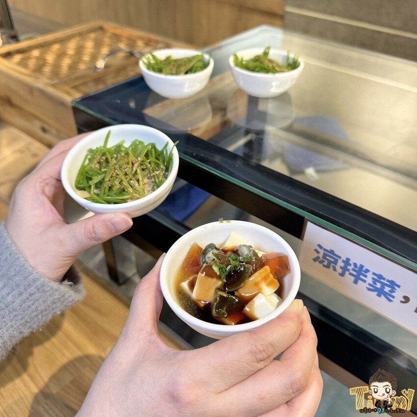 新竹縣竹北市新竹縣竹北謝府小碗菜。 全台首家可以吃到有溫度的小碗菜！ 內用只要29元起。就有白飯、粥、楊枝甘露和3種小菜免費吃到飽！ (菜單營業時間地址電話) - 跟著踢小米吃喝玩樂趣