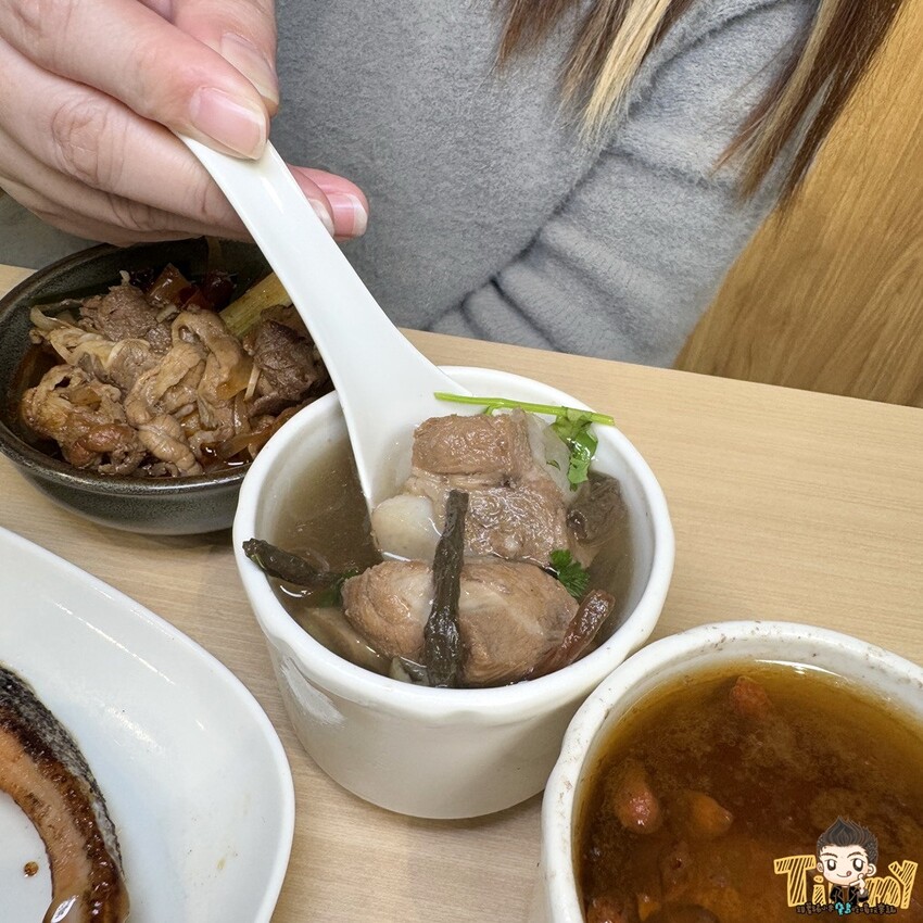 新竹縣竹北市新竹縣竹北謝府小碗菜。 全台首家可以吃到有溫度的小碗菜！ 內用只要29元起。就有白飯、粥、楊枝甘露和3種小菜免費吃到飽！ (菜單營業時間地址電話) - 跟著踢小米吃喝玩樂趣