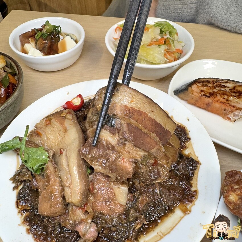 新竹縣竹北市新竹縣竹北謝府小碗菜。 全台首家可以吃到有溫度的小碗菜！ 內用只要29元起。就有白飯、粥、楊枝甘露和3種小菜免費吃到飽！ (菜單營業時間地址電話) - 跟著踢小米吃喝玩樂趣