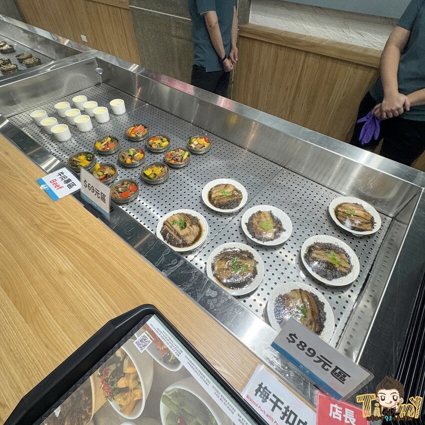 新竹縣竹北市新竹縣竹北謝府小碗菜。 全台首家可以吃到有溫度的小碗菜！ 內用只要29元起。就有白飯、粥、楊枝甘露和3種小菜免費吃到飽！ (菜單營業時間地址電話) - 跟著踢小米吃喝玩樂趣